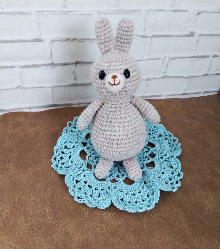毛糸で編んだウサギの編みぐるみの画像