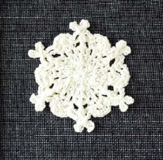 コットン糸で編んだ雪の結晶モチーフの画像