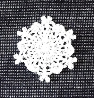 レース糸で編んだ雪の結晶モチーフの画像