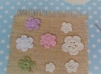 編んだ小さなお花の画像