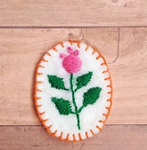 刺繡糸でステッチした花の画像