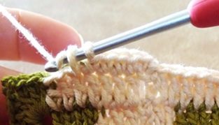 縁編みの細編みしている画像