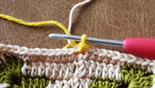 糸を変えて引き抜き編みをした画像